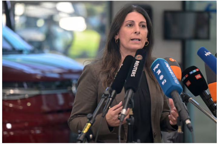 Volkswagen Labour Chief Says CEO Confidence Damaged but Can Be Repaired