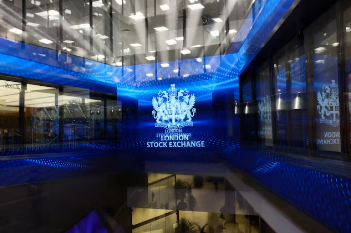 London Stocks Decline as Gilt Yields Climb, While Reckitt Shares Gain