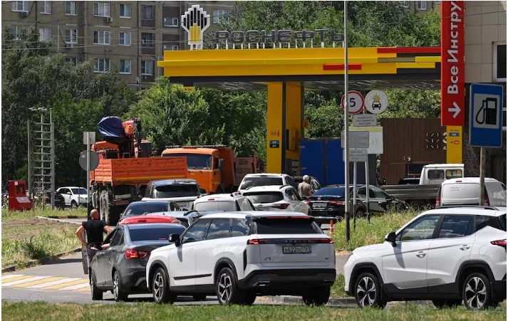 Black Sea Resort Relies on Cossacks and Volunteers to Maintain Order at Petrol Stations