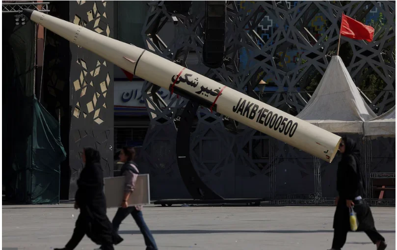 Iran and US Intensify Attacks as Strait of Hormuz Battle Escalates