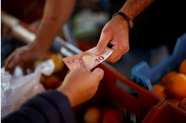 Eurozone Consumers Trim Inflation Expectations for June, ECB Poll Shows